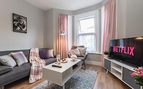 3-Bedroom House L Fast Wi-Fi L Garden L Newly Decorated L Close To Shops And Restaurants